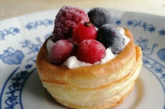 Babeczki z ciasta francuskiego z owocami