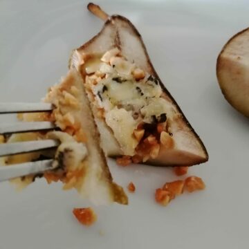 Elegancka pieczona gruszka z gorgonzolą i orzeszkami